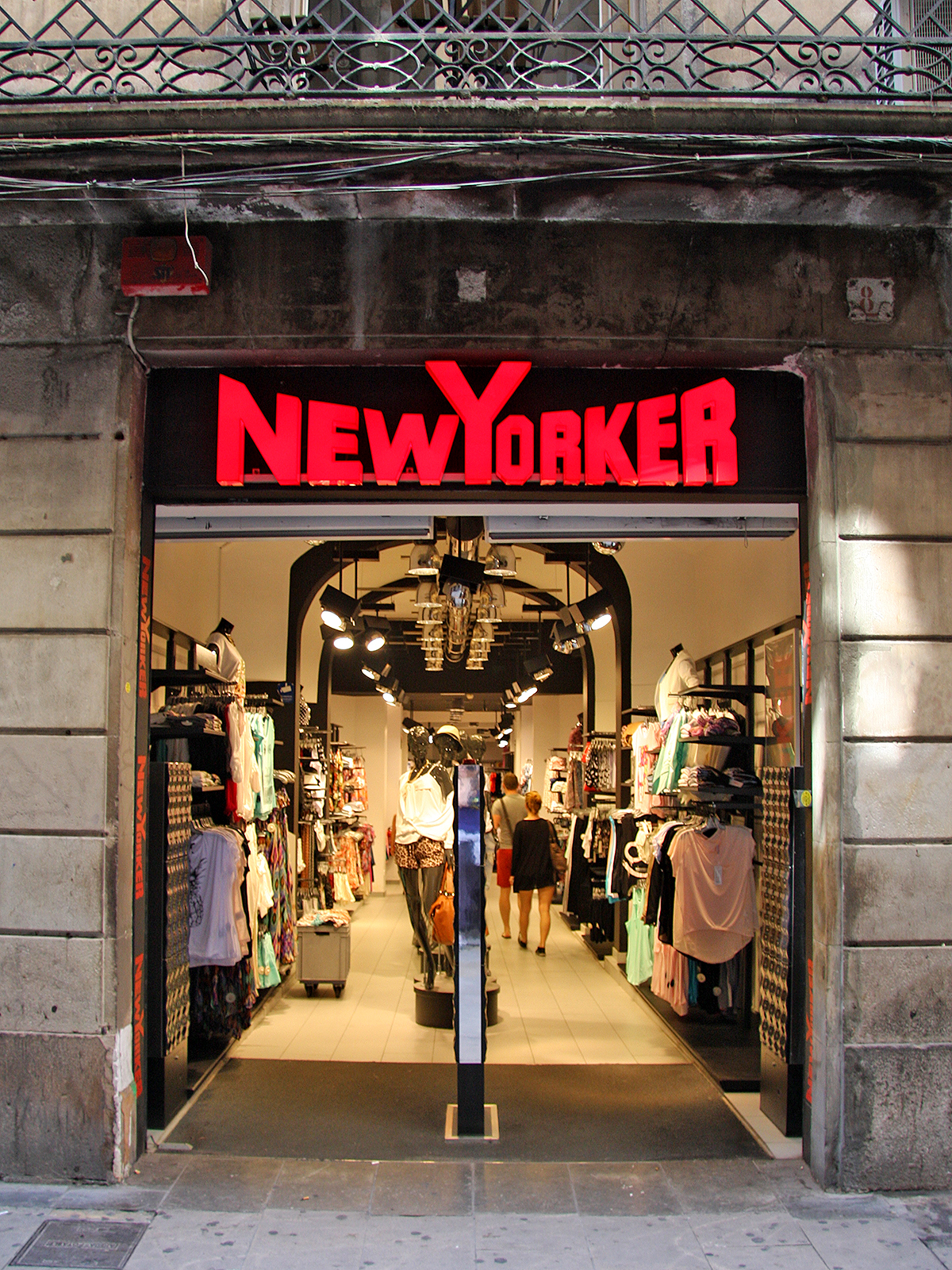 New yorker отзывы. Нью йоркер Вегас. Вегас Нью йоркер магазин. New Yorker магазин Ереван. Централ парк Нью-йоркер Курск.