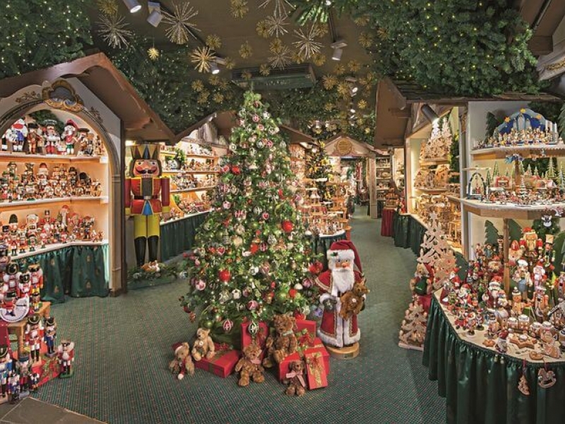 Exposicin interior con decoraciones navideas