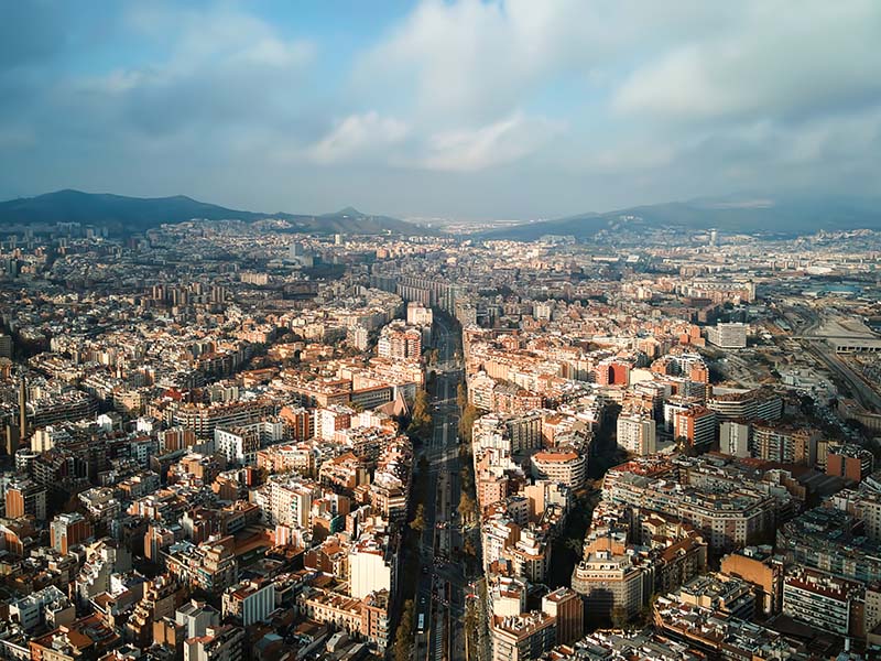 Firma del acuerdo social para ampliar los días de apertura comercial en zonas turísticas en Barcelona