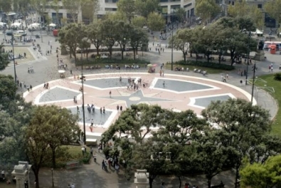 Today starts the building of a skating track in plaça Catalunya
